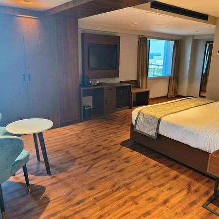 Ramee International Surat Hotell Exteriör bild