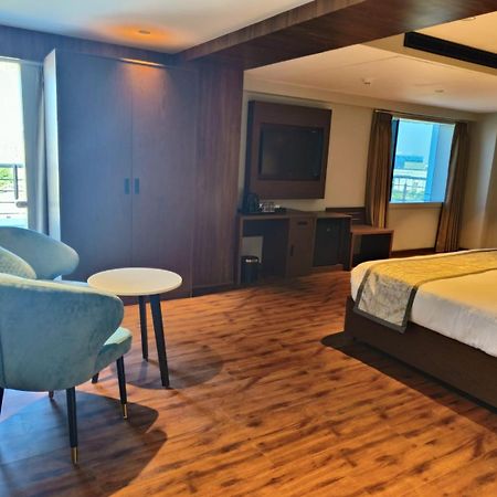 Ramee International Surat Hotell Exteriör bild