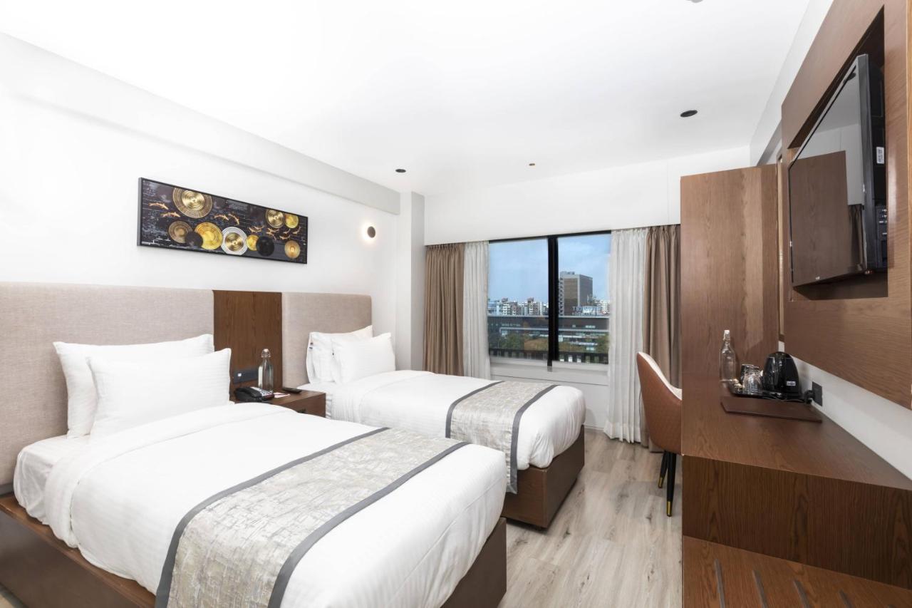 Ramee International Surat Hotell Exteriör bild