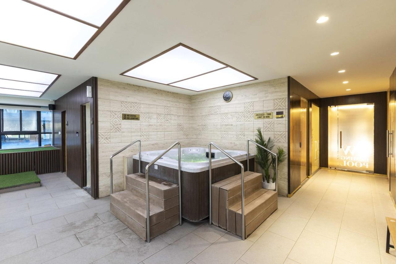 Ramee International Surat Hotell Exteriör bild
