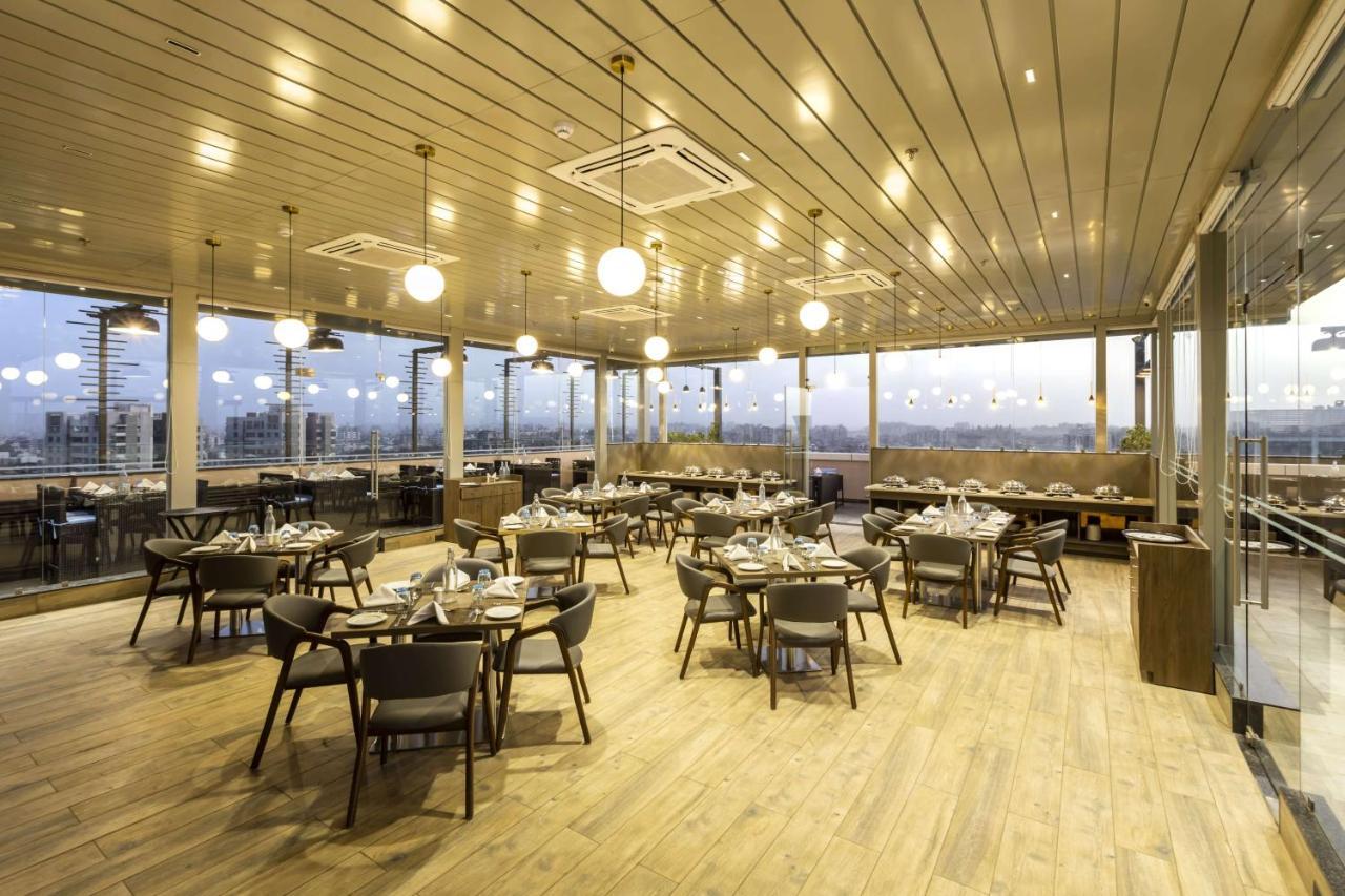 Ramee International Surat Hotell Exteriör bild