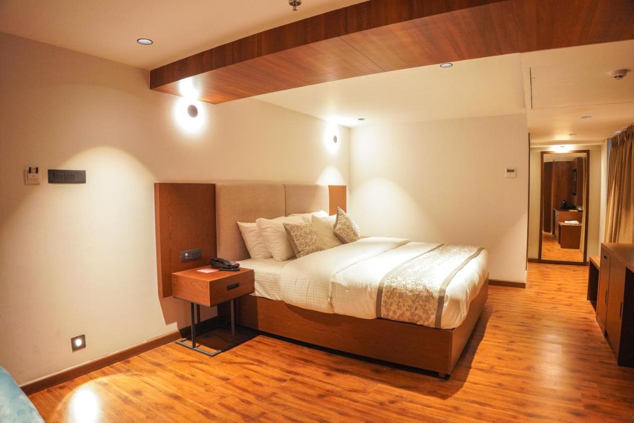 Ramee International Surat Hotell Exteriör bild