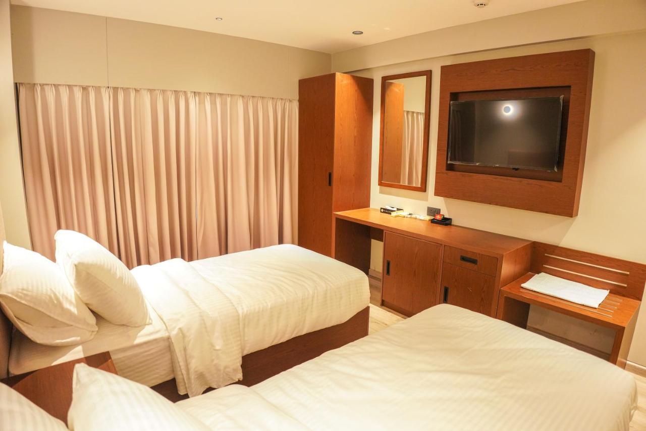 Ramee International Surat Hotell Exteriör bild