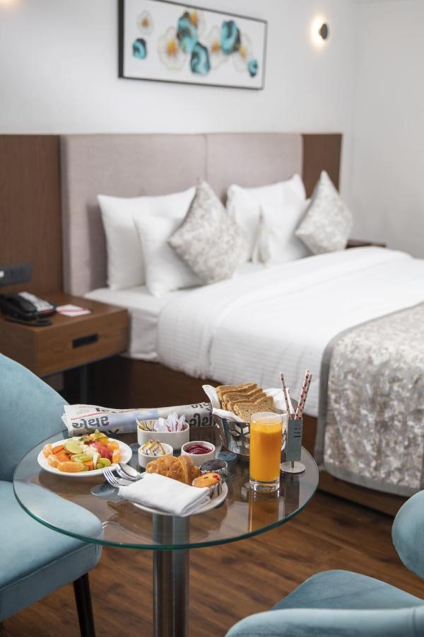 Ramee International Surat Hotell Exteriör bild