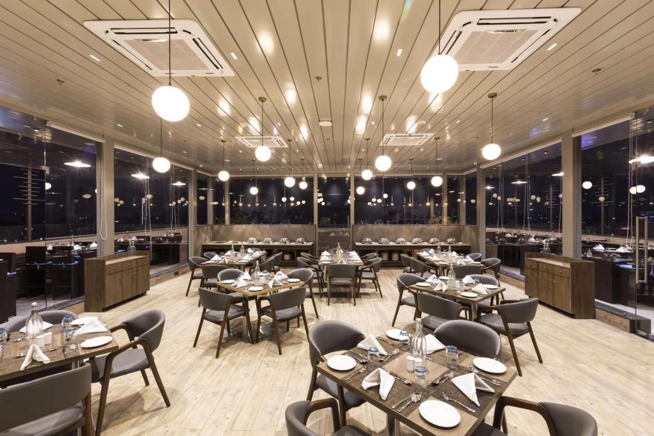 Ramee International Surat Hotell Exteriör bild