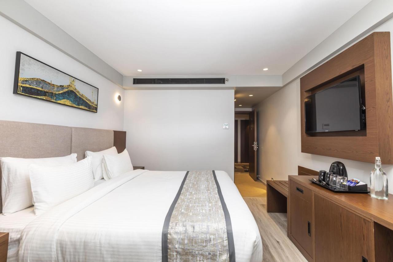 Ramee International Surat Hotell Exteriör bild