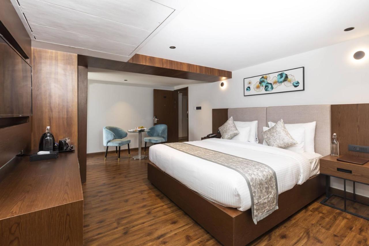Ramee International Surat Hotell Exteriör bild