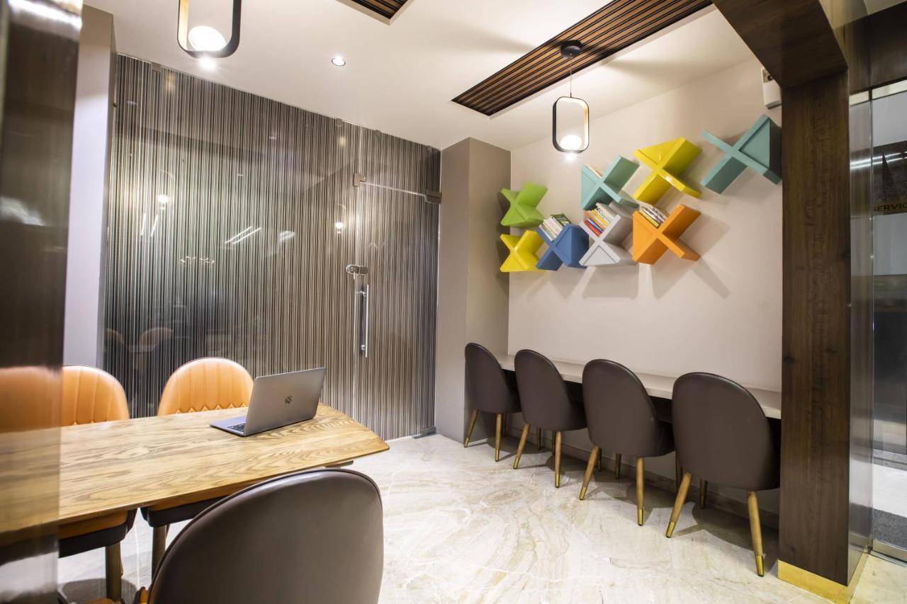 Ramee International Surat Hotell Exteriör bild