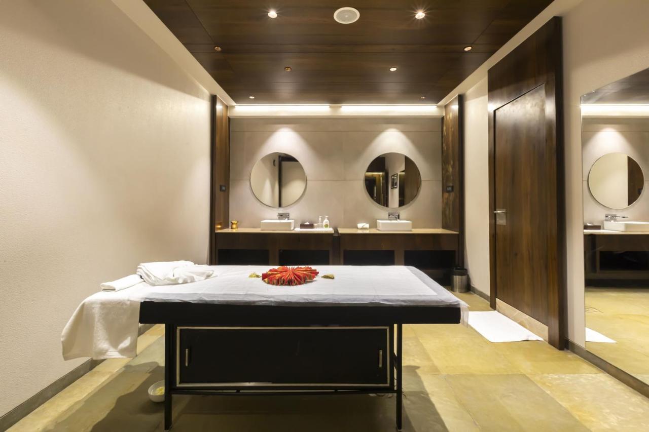 Ramee International Surat Hotell Exteriör bild