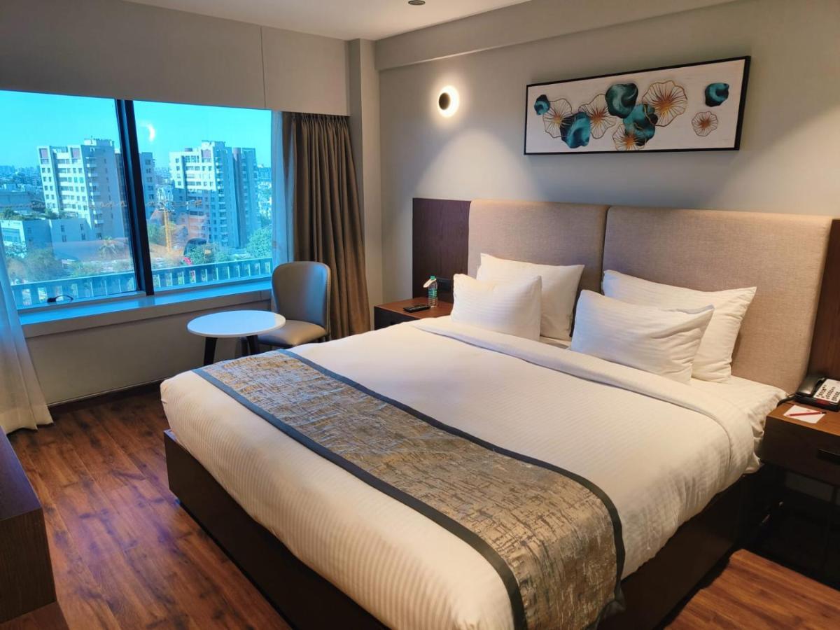 Ramee International Surat Hotell Exteriör bild