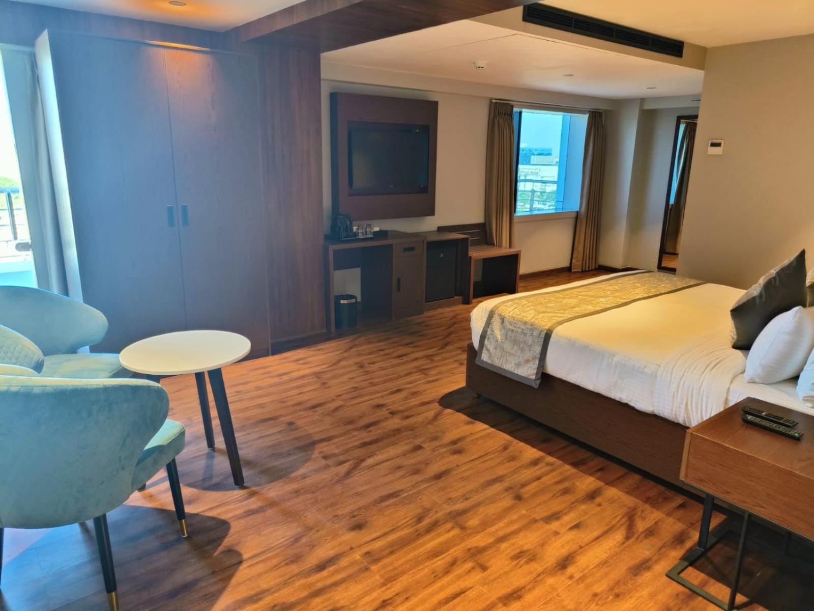 Ramee International Surat Hotell Exteriör bild