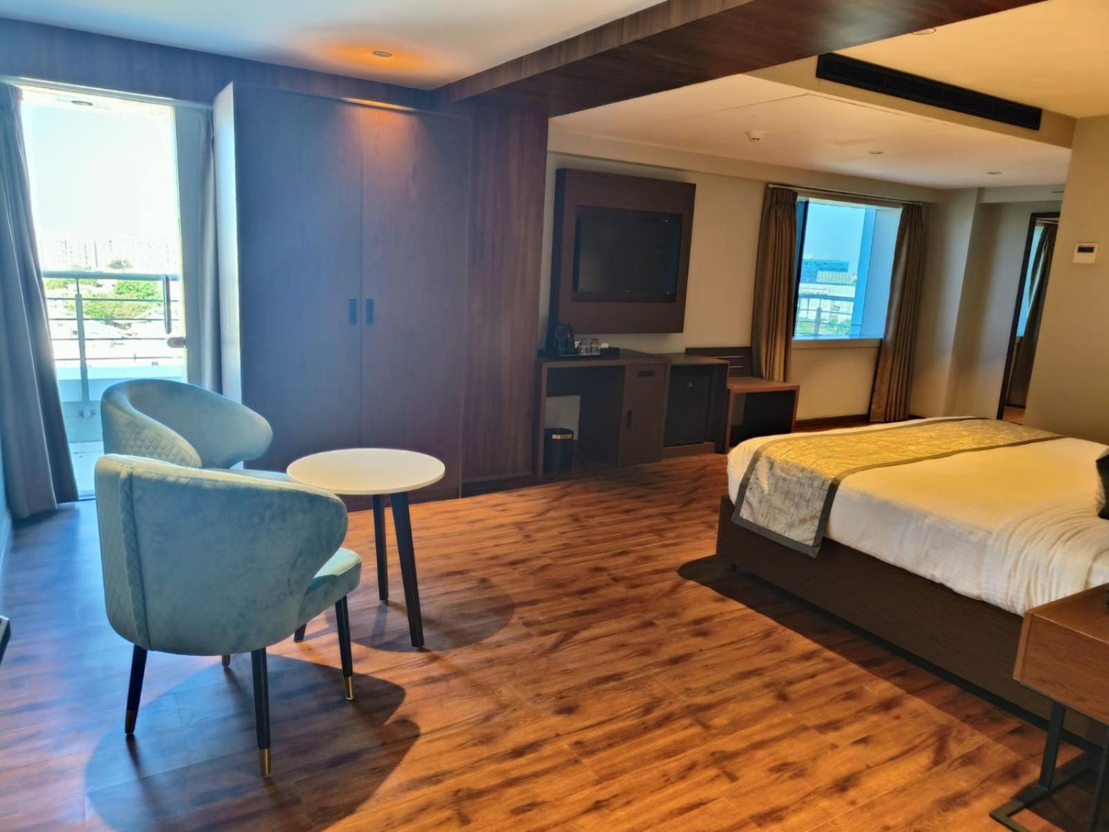 Ramee International Surat Hotell Exteriör bild