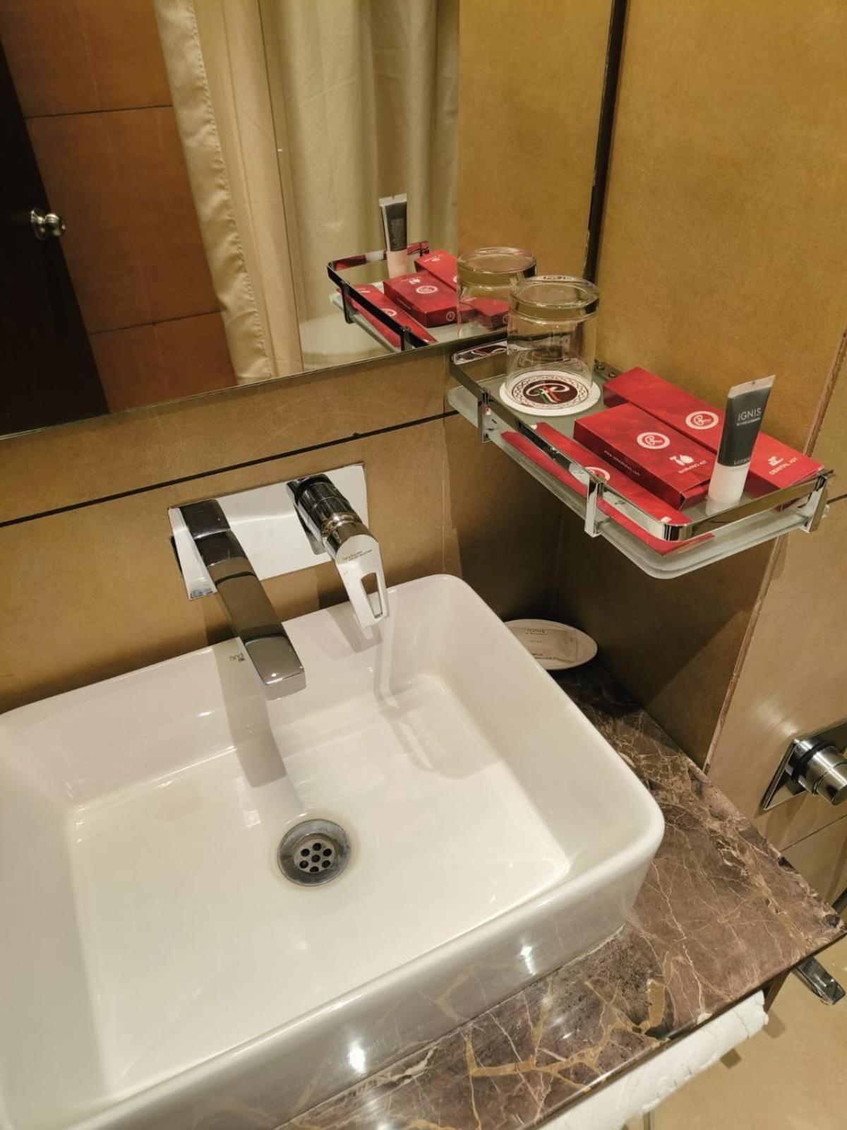 Ramee International Surat Hotell Exteriör bild
