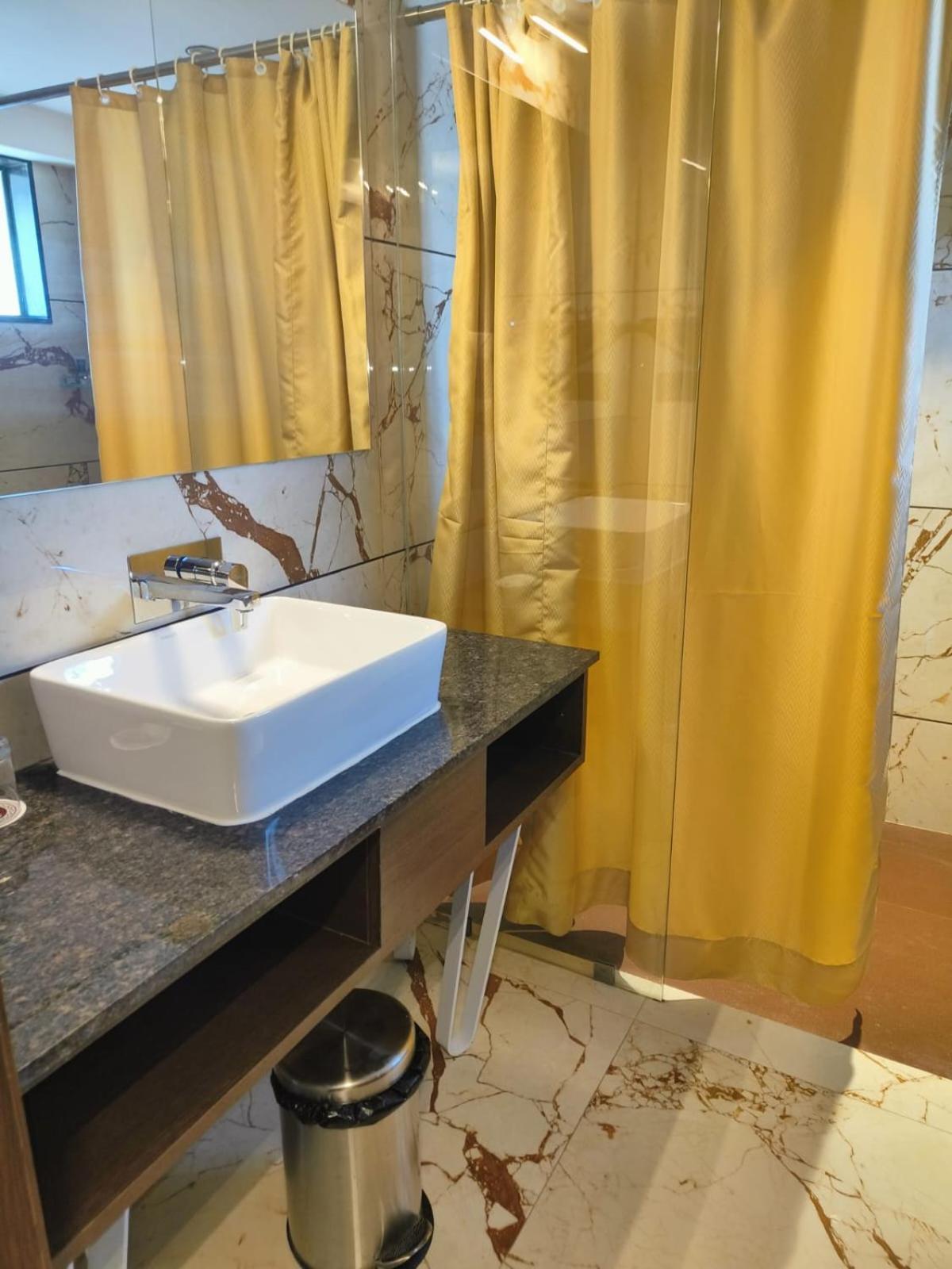 Ramee International Surat Hotell Exteriör bild