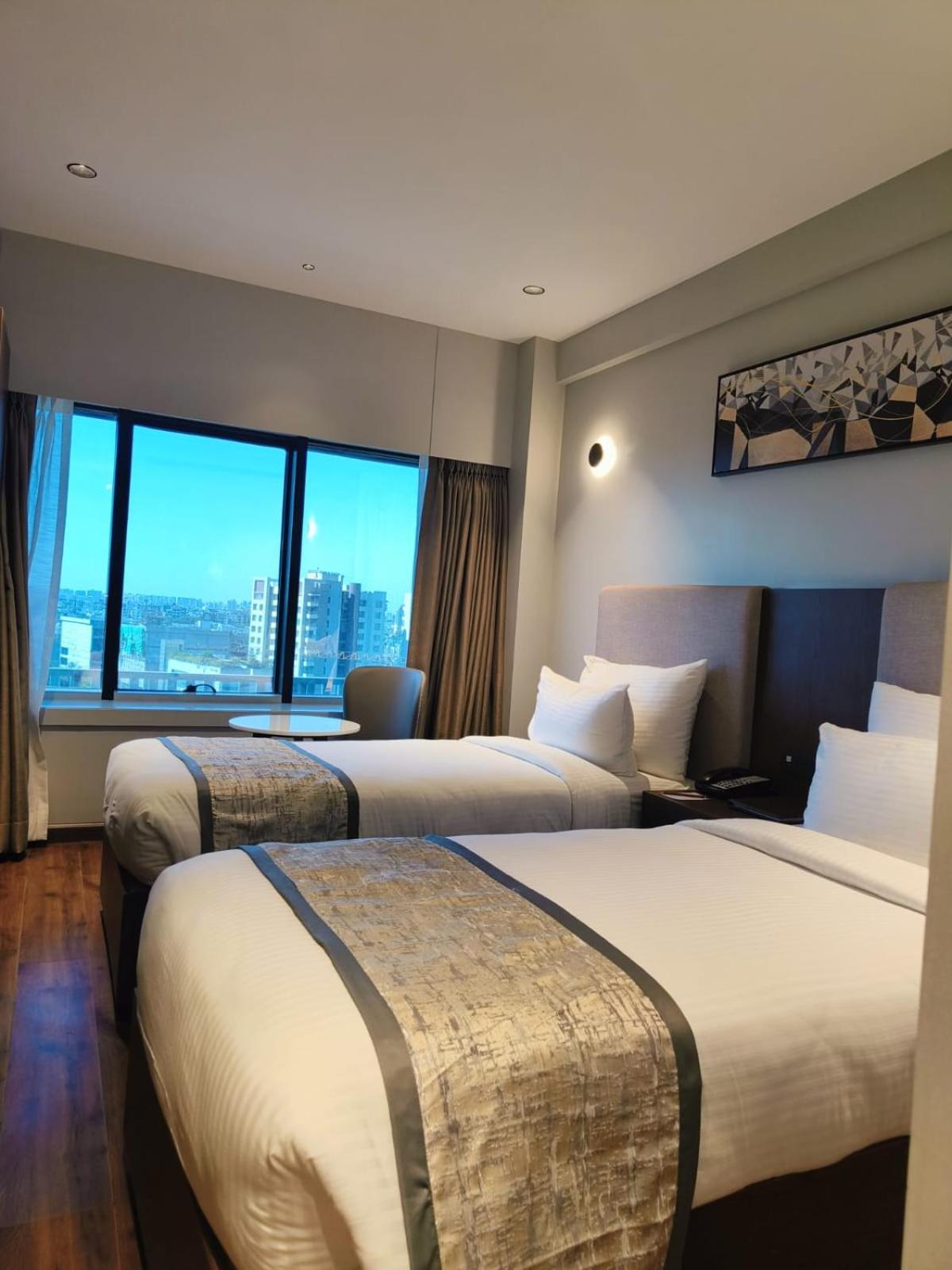 Ramee International Surat Hotell Exteriör bild